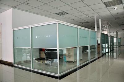 半高玻璃隔断